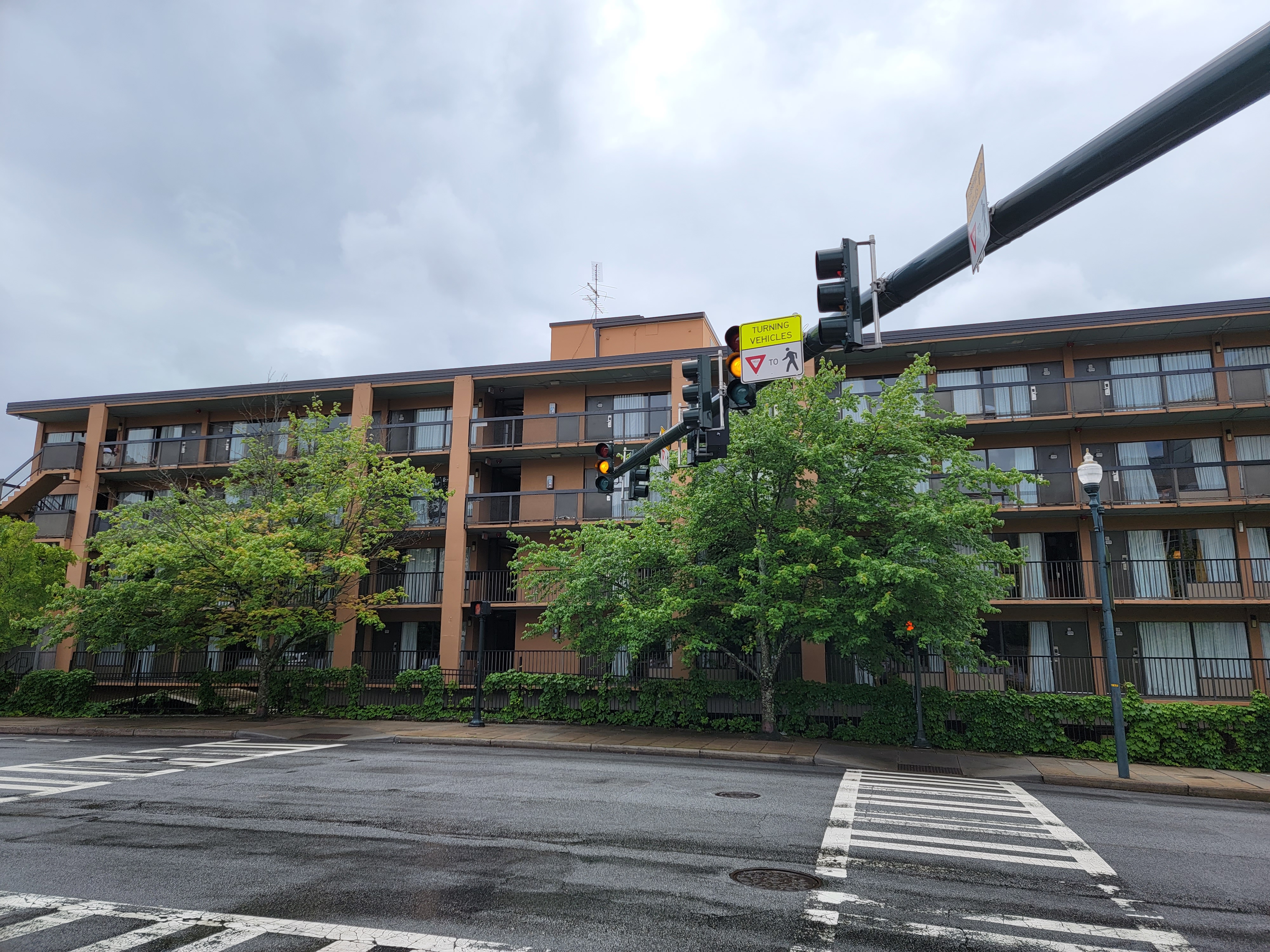 Downtown Inn & Suites (Affordable Retro Motor Lodge)